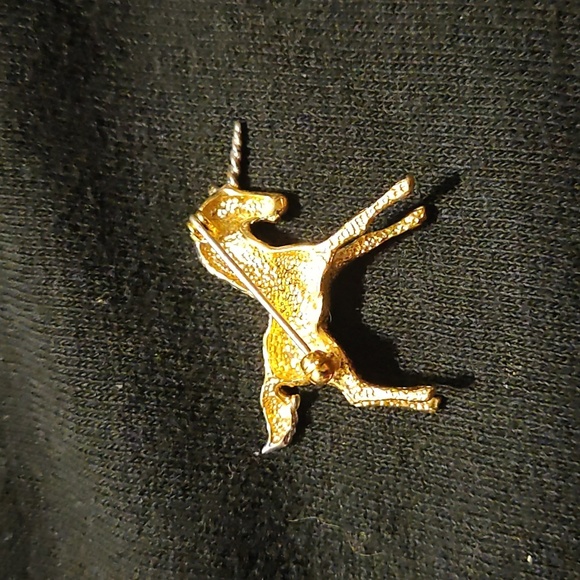 Very pretty gold Krementz Unicorn Pin - Picture 2 of 2